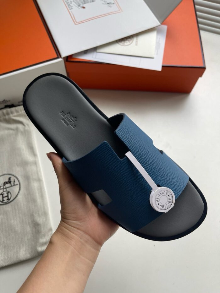 Sandalo blu minimalista con logo bianco, design elegante e comfort per stile casual e raffinato.