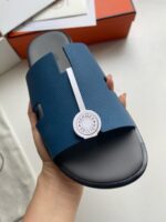 Sandalo navy moderno con logo, design elegante e comfort per uso quotidiano.