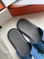 Sandali blu eleganti con suola antiscivolo e packaging di lusso, perfetti per il relax.