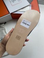 Scarpa nuova con marchio, etichetta, scatola arancione e dust bag di lusso.
