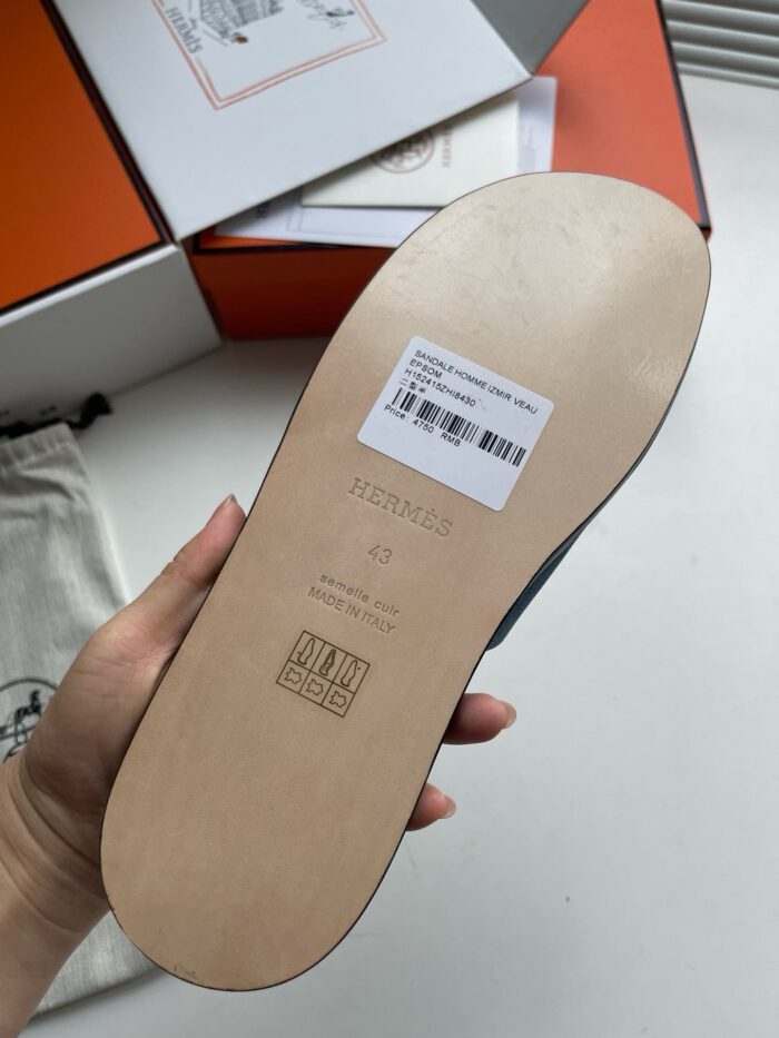 Scarpa nuova con marchio, etichetta, scatola arancione e dust bag di lusso.