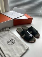 Sandali di lusso neri con scatola elegante e dust bag di alta qualità.
