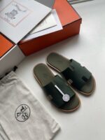 Sandali verdi moderni con borsa e confezione di lusso, eleganti e di alta qualità.