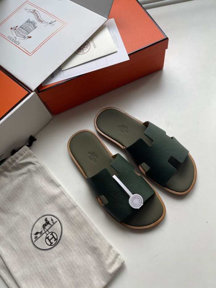 Sandali verdi moderni con borsa e confezione di lusso, eleganti e di alta qualità.