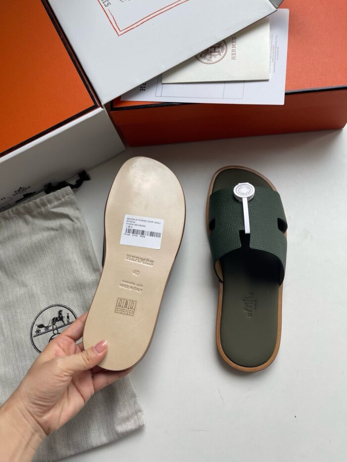 Sandali in verde e beige con packaging elegante, ideali per stile e comfort casuale.