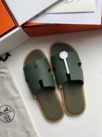 Sandali verdi eleganti con design a H, comfort e stile per l’estate.