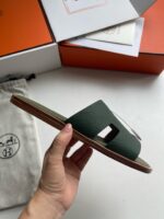 Sandalo verde minimalista con suola in melamina, elegante e confortevole per donna.