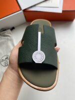 Sandalo verde di design moderno con logo elegante e dettagli di qualità.