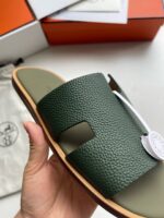 Sandali di lusso verdi in pelle con taglio moderno e design minimalista.