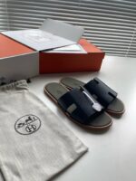 Sandali neri di lusso con confezione elegante e dettagli moderni, ideali per uno stile sofisticato.