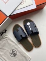 Sandali di lusso navy con custodia in tessuto e packaging elegante in scatola premium.