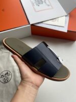 Sandali di lusso in pelle navy blu e dettaglio beige, eleganti e comodi per ogni occasione.