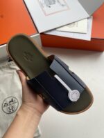 Sandali moderni navy e grigio con logo elegante, in confezione di lusso.