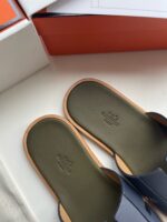 Sandali in pelle blu con suola tan, eleganti e confortevoli, perfetti per uno stile raffinato.