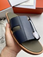 Sandalo uomo elegante blu navy e verde oliva, design moderno e dettagli di alta qualità.