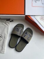 Sandali slide di moda con pouch elegante e packaging di marca esclusiva, stile e comfort moderni.