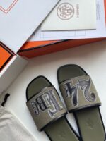 Sandali di lusso con ricamo H24, stile moderno e colori resi eleganti da materiali di qualità.