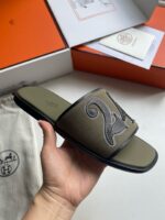 Sandalo di lusso con fascia ricamata in tonalità terra, perfetto stile e comfort elevato.