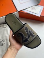Sandalo slide di lusso con numeri ricamati, design elegante e dettagli sofisticati.