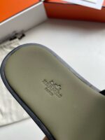 Sola della scarpa con logo, dettaglio di qualità e packaging in confezione arancione.
