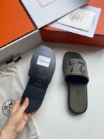 Sandali slides di lusso con design elegante, packaging esclusivo e dettagli di alta qualità.