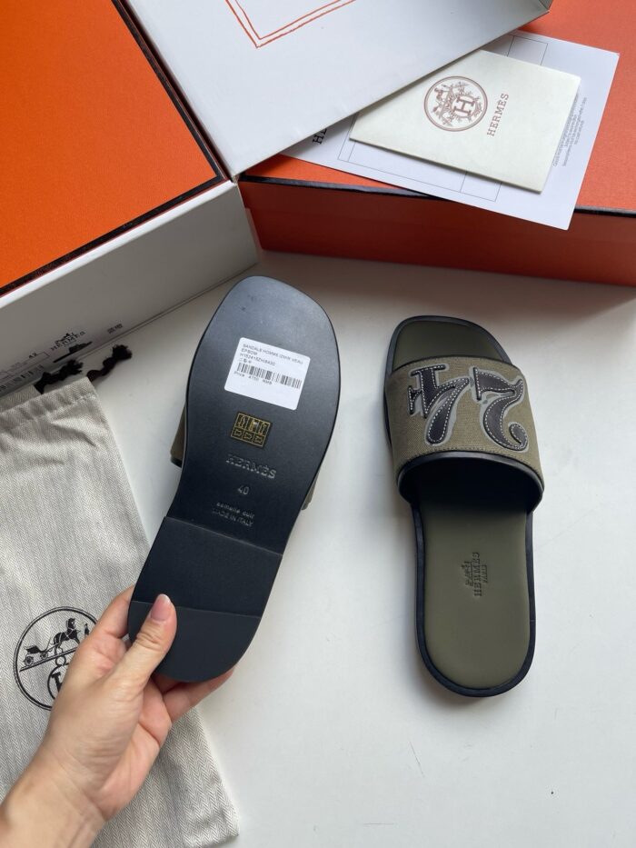 Sandali slides di lusso con design elegante, packaging esclusivo e dettagli di alta qualità.