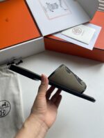 Sandali di lusso artigianali con packaging elegante, dettagli raffinati e stile esclusivo.