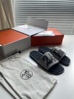 Scarpe slides di lusso con pouch, confezione elegante e dettagli di alta moda.