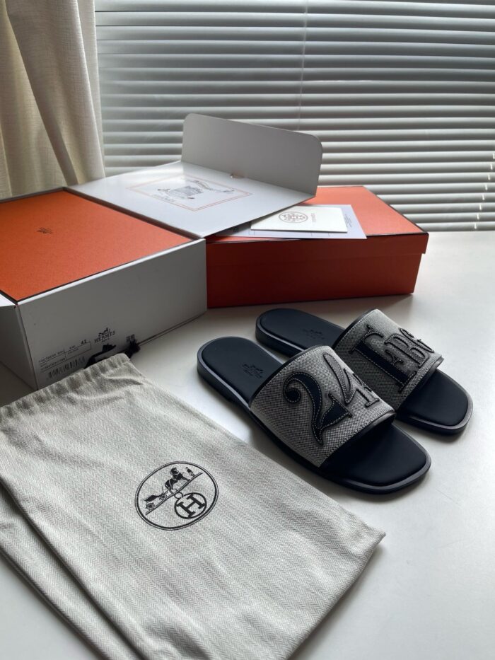Scarpe slides di lusso con pouch, confezione elegante e dettagli di alta moda.