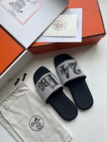 Sandali slide di lusso con box arancione, borsa elegante e dettagli sofisticati.