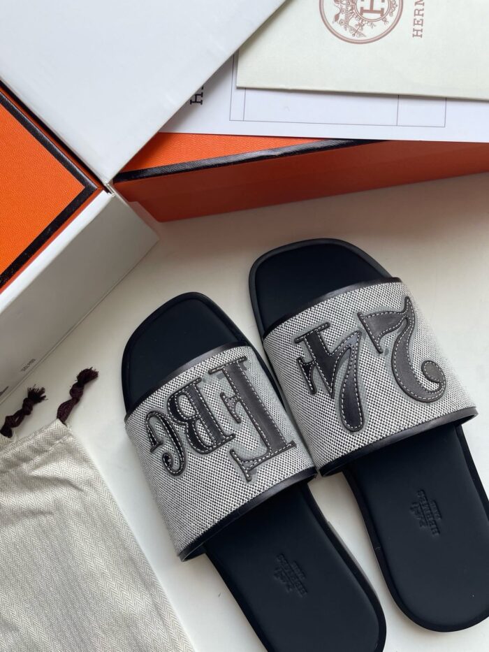 Slides di lusso con confezione elegante, packaging premium e dettagli raffinati.