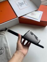 Scarpe eleganti in tessuto con decorazioni, packaging di lusso e dettagli raffinati.