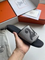 Sandalo di lusso con logo H in strass e packaging elegante, perfetto stile e comfort.