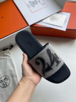 Sandalo slip-on di lusso con numero 24, confezione premium e design elegante in mostra.
