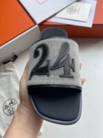 Sandalo slide casual con numero 24, suola antiscivolo e packaging di lusso elegante.