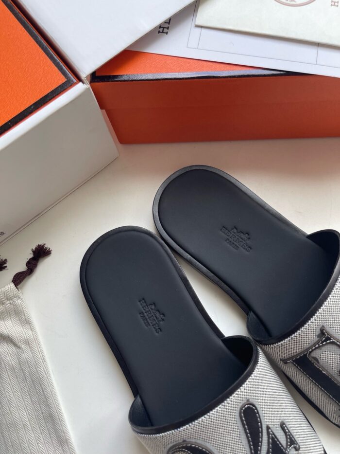 Sandali slides eleganti color grigio e nero con confezione di lusso e stile moderno.
