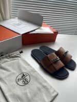 Sandali uomo di lusso con packaging elegante e dettagli sofisticati, perfetti per occasioni casual chic.