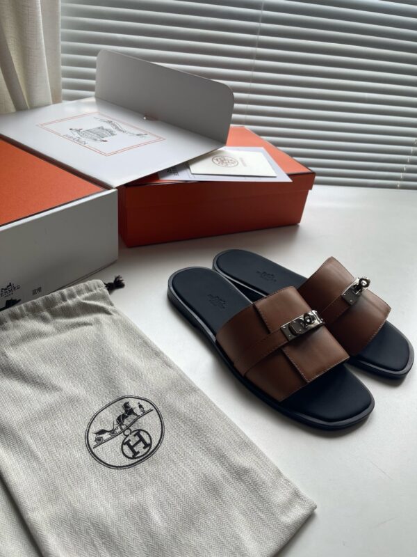 Sandali uomo di lusso con packaging elegante e dettagli sofisticati, perfetti per occasioni casual chic.