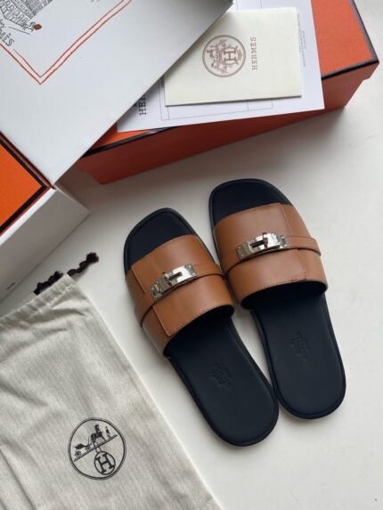 Sandali di lusso in pelle con fibbia metallica, confezione elegante e stile raffinato.