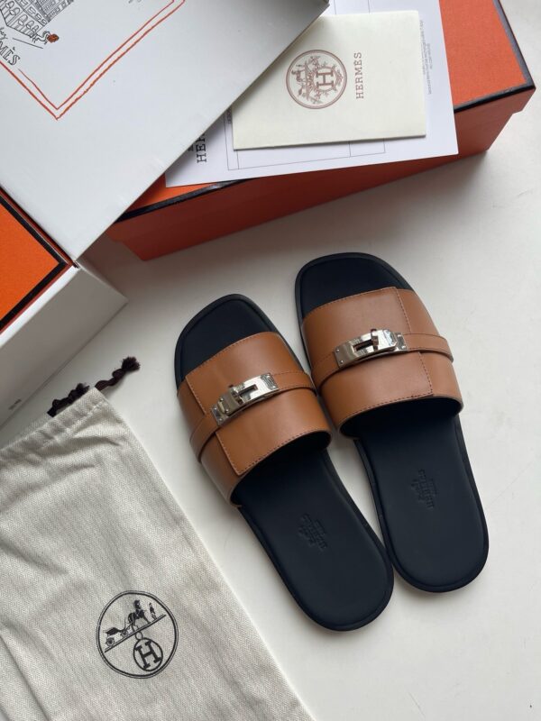 Sandali di lusso in pelle con fibbia metallica, confezione elegante e stile raffinato.