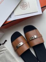 Sandali in pelle con dettagli metallici, design elegante e stile sofisticato, perfetti per ogni occasione.