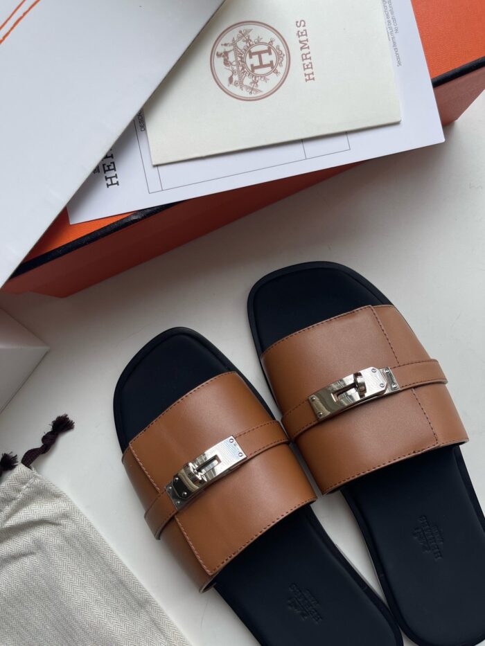 Sandali in pelle con dettagli metallici, design elegante e stile sofisticato, perfetti per ogni occasione.