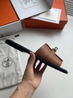 Sandalo minimalista in pelle con suola nera elegante, ideale per stile e comfort quotidiano.