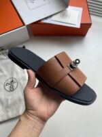 Sandali di lusso con cinturino in pelle, suola nera, perfetti per ogni occasione elegante.