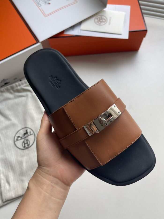 Sandali in pelle di lusso con fibbia elegante, perfetti per uno stile sofisticato e moderno.