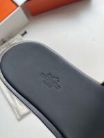Sole di alta qualità con logo corona, box arancione, stile luxury e produzione premium.