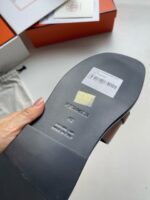 Sole di sandalo nuovo con etichetta, confezione arancione e dettagli di qualità