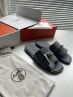 Sandali di lusso con dettagli metallici, scatola elegante e logo cavallo e carro.