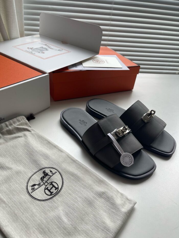 Sandali di lusso con dettagli metallici, scatola elegante e logo cavallo e carro.