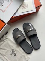 Sandali di lusso con fibbie in argento e confezione elegante, ideali per look estivi sofisticati.